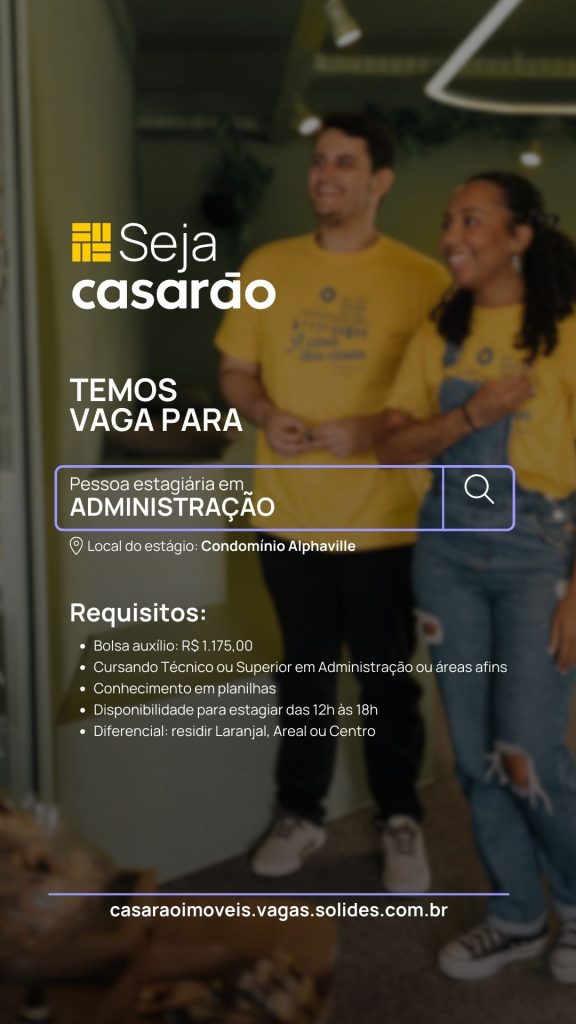 #Paratodosverem: card de divulgação de vaga de estágio da empresa Casarão Imóveis. Ao fundo aparece a foto de duas pessoas sorrindo em um ambiente interno, usando camisetas amarelas com o logotipo da empresa; um homem e uma mulher estão lado a lado em um espaço que parece ser um escritório. Sobre a imagem, no lado esquerdo, aparece o logotipo e a frase “Seja casarão”. Logo abaixo está escrito “Temos vaga para pessoa estagiária em Administração”. O cartaz informa que o local do estágio é no Condomínio Alphaville. Na parte de requisitos, são listadas as informações: bolsa auxílio de R$ 1.175,00; estar cursando técnico ou ensino superior em Administração ou áreas afins; conhecimento em planilhas; disponibilidade para estagiar das 12h às 18h; e como diferencial residir nos bairros Laranjal, Areal ou Centro. Na parte inferior aparece o endereço do site para candidatura: casaraoimoveis.vagas.solides.com.br